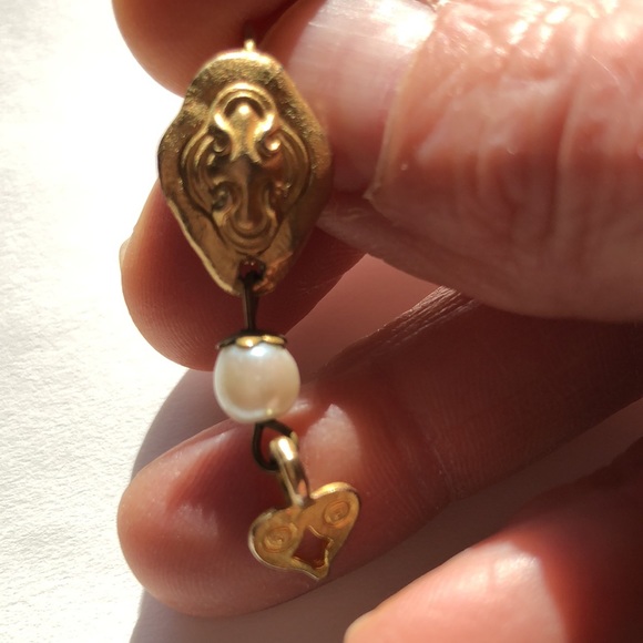 Gold tone embossed earrings with a pearl & heart drop - lever back closure - Picture 7 of 9